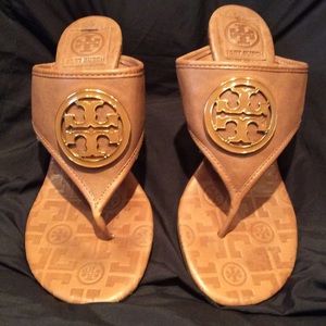 Tory Burch Logo sandal and rattan clutch